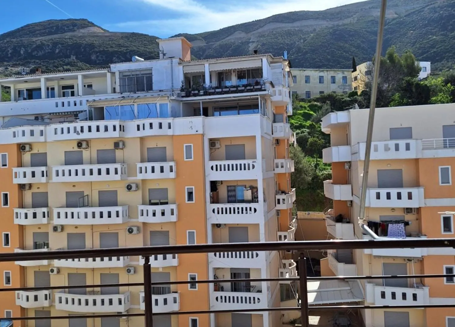 Blera Apartment فلورا
